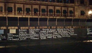 Mujeres escriben nombres de víctimas de feminicidio en muro de Palacio