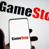 Papeles de GameStop se disparan 32% y lideran repunte de “acciones meme”