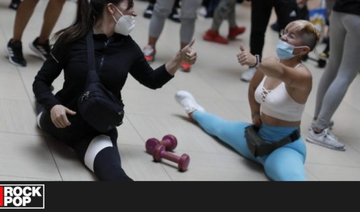 Personas protestan haciendo ejercicio dentro del Costanera Center tras cierre de gimnasios