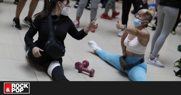 Personas protestan haciendo ejercicio dentro del Costanera Center tras cierre de gimnasios