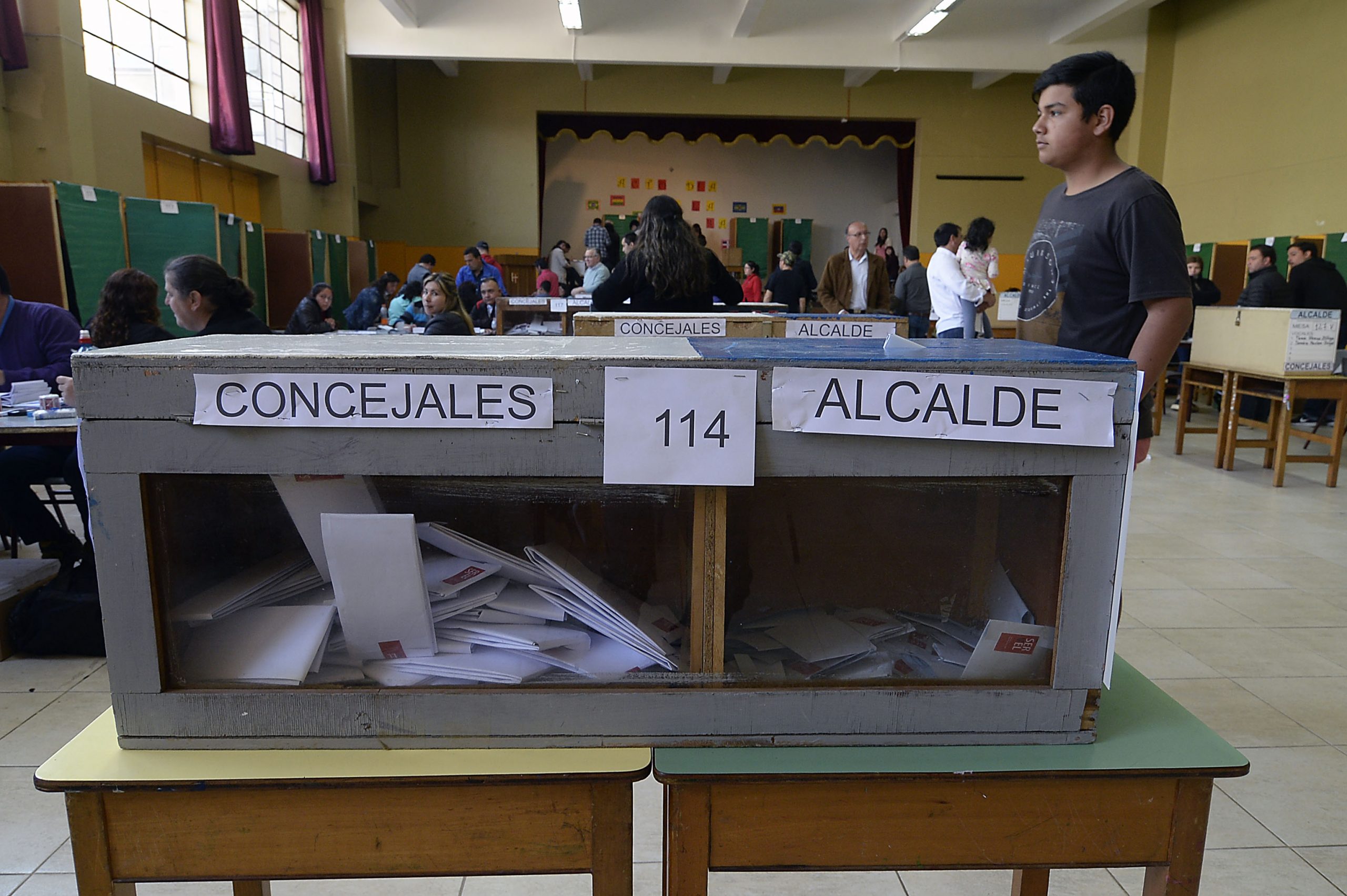 Piñera promulgó reforma para realizar en dos días elecciones de abril