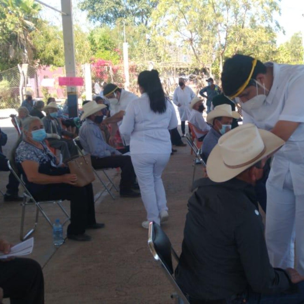 Ponen vacuna contra covid-19 a adultos en Sinaloa municipio