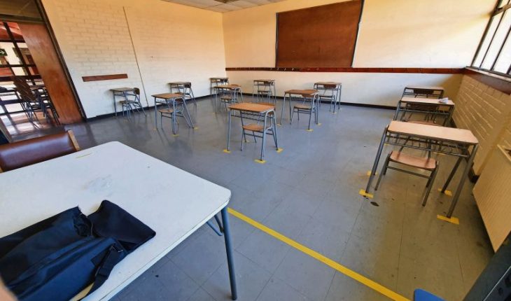 Retorno a clases presenciales: Colegio de Profesores asegura que establecimiento educacional de la RM presentó caso positivo de Covid-19