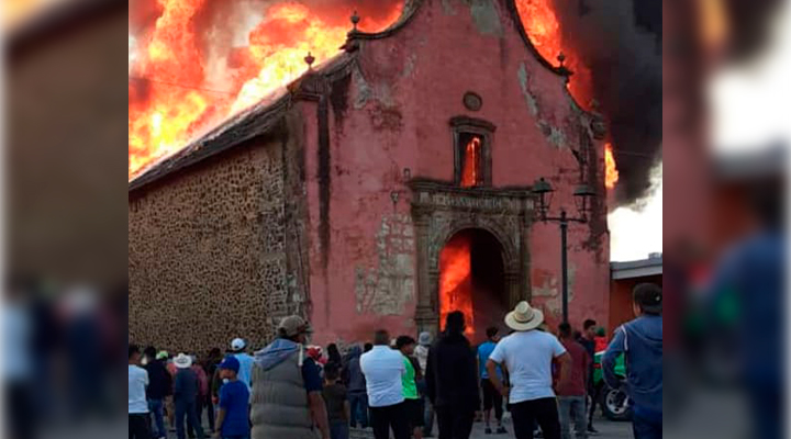 Se incendia templo de Nurío y arden varias casas aledañas