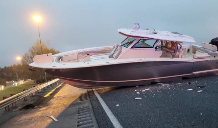Un barco quedó “encallado” en una autopista de Estados Unidos
