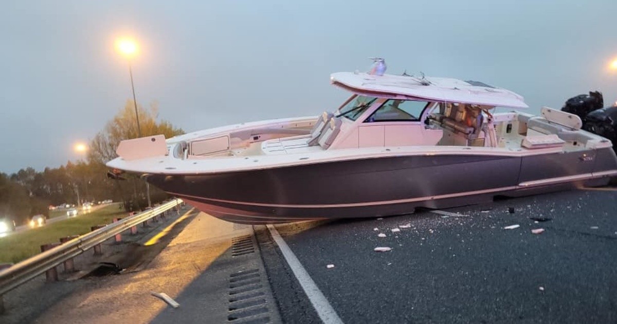 Un barco quedó "encallado" en una autopista de Estados Unidos