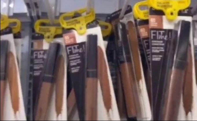 Usuarios denuncian a Walmart en EU por usar candados en maquillaje para mujeres de piel morena