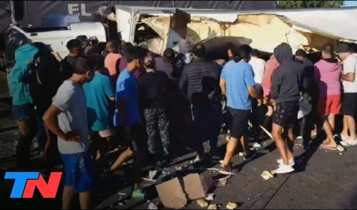 Video: Se llevan mercadería de un camión que volcó en la Panamericana