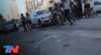 Video: Un automovilista atropelló a un grupo de adolescentes que festejaban el último primer día de colegio