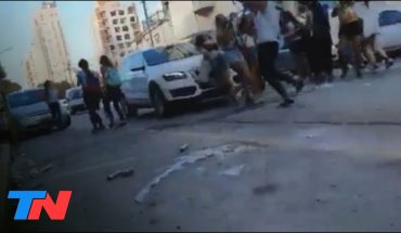 Video: Un automovilista atropelló a un grupo de adolescentes que festejaban el último primer día de colegio