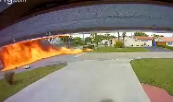 Video: el momento en que un avión se estrella contra un automóvil