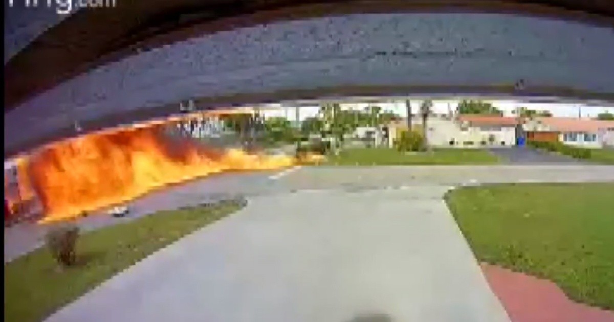 Video: el momento en que un avión se estrella contra un automóvil