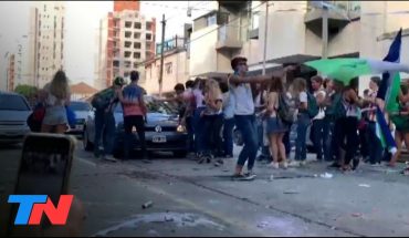 Video: "No había alcohol, fueron 20 minutos": atropelló a un grupo de estudiantes que festejaban el UPD