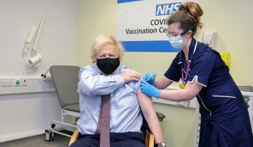 translated from Spanish: Boris Johnson received the first dose of the AstraZeneca vaccine against COVID-19