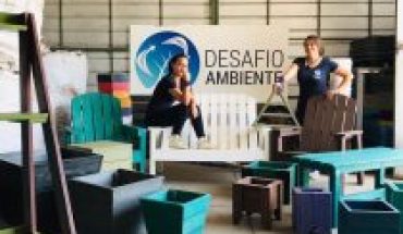 translated from Spanish: Entrepreneurs transform plastic trash into chairs and building material