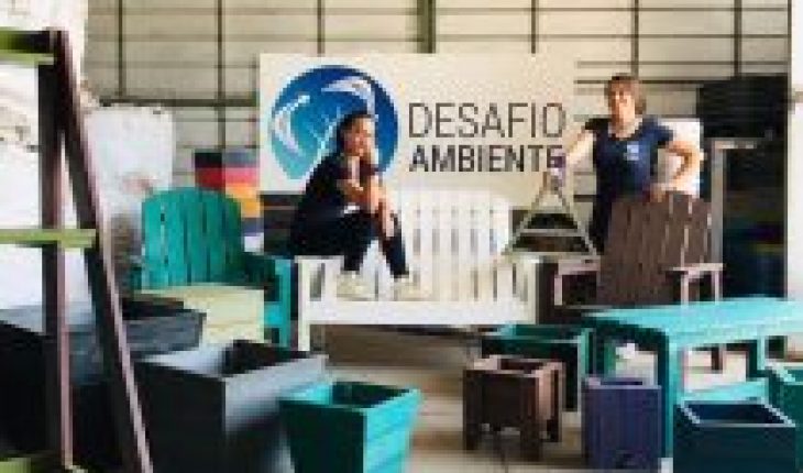 translated from Spanish: Entrepreneurs transform plastic trash into chairs and building material
