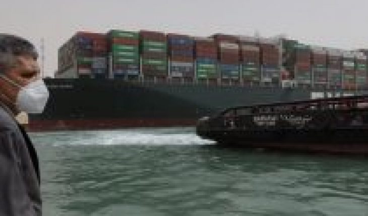 translated from Spanish: First attempt to refloat megabuque run aground in Suez Canal fails