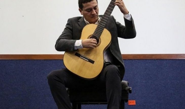 translated from Spanish: Guitarist Francisco Bibriesca offers a great concert