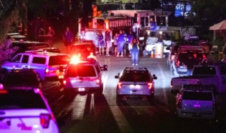 translated from Spanish: Mass shooting leaves 2 dead and 13 wounded in South Chicago