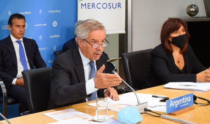 translated from Spanish: Mercosur Summit: Solá met with his Paraguayan pair to finalize details