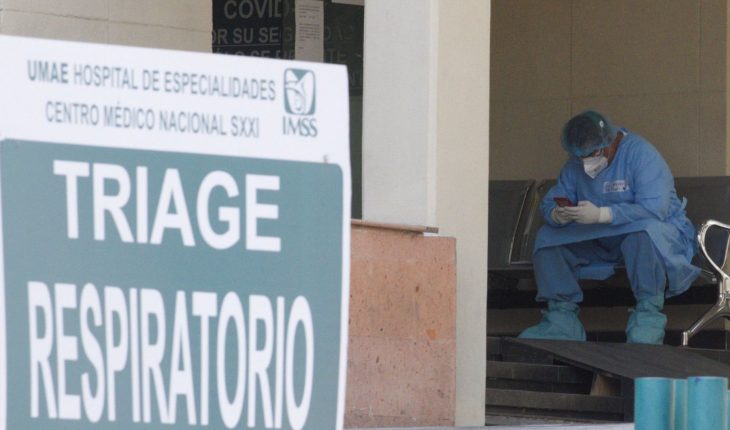 translated from Spanish: Mexico exceeds 198,000 COVID deaths; contagions drop 30%