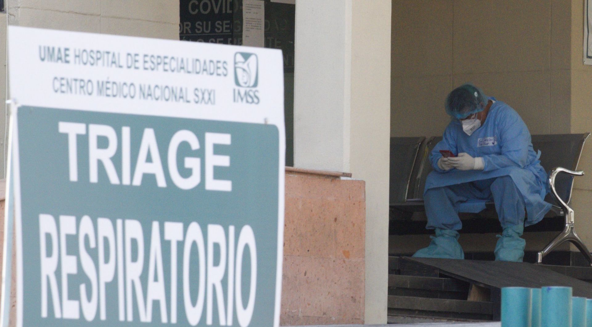 Mexico exceeds 198,000 COVID deaths; contagions drop 30%
