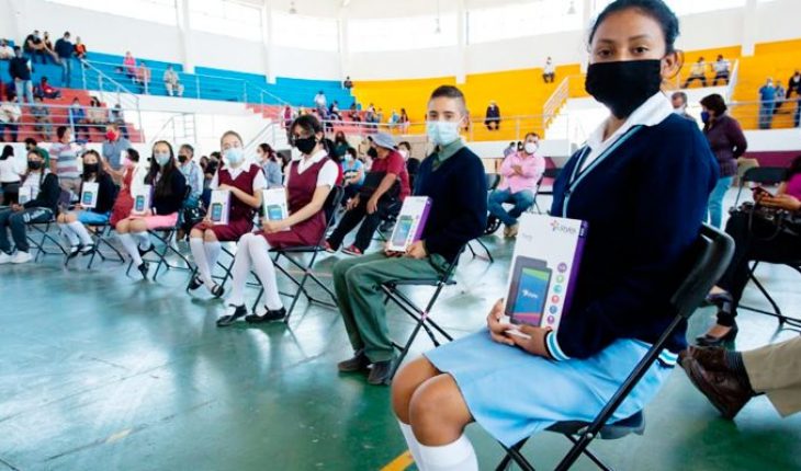 translated from Spanish: Morelia Government begins delivery of Education and Technology for Welfare program