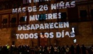 translated from Spanish: Protest for sexist violence at Mexico National Palace