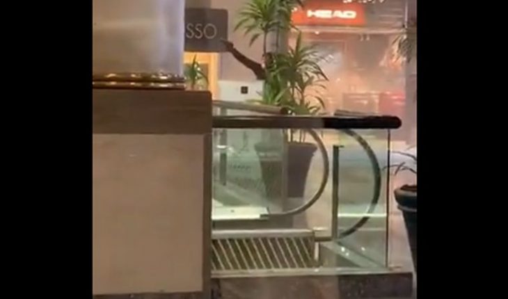 translated from Spanish: [VIDEO] Assault on jewelry at Alto Las Condes mall was perpetrated by at least ten guys with overalls: they confirm arrest of two suspected involved