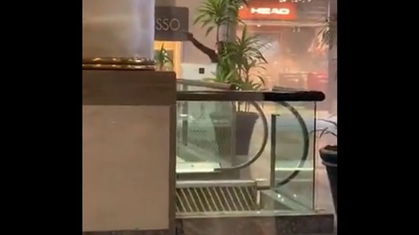 [VIDEO] Assault on jewelry at Alto Las Condes mall was perpetrated by at least ten guys with overalls: they confirm arrest of two suspected involved