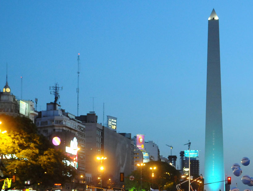 Argentina endurece toque de queda y vuelve a cerrar escuelas en Buenos Aires