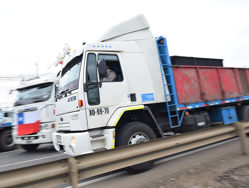 Camioneros firman acuerdo y terminan corte de ruta internacional en Magallanes