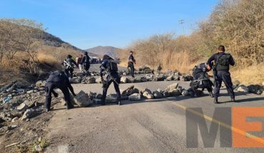 Delincuentes colocan piedras para bloquear la carretera Apatzingán-Aguililla