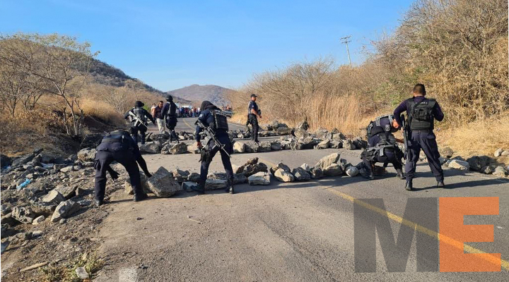 Delincuentes colocan piedras para bloquear la carretera Apatzingán-Aguililla