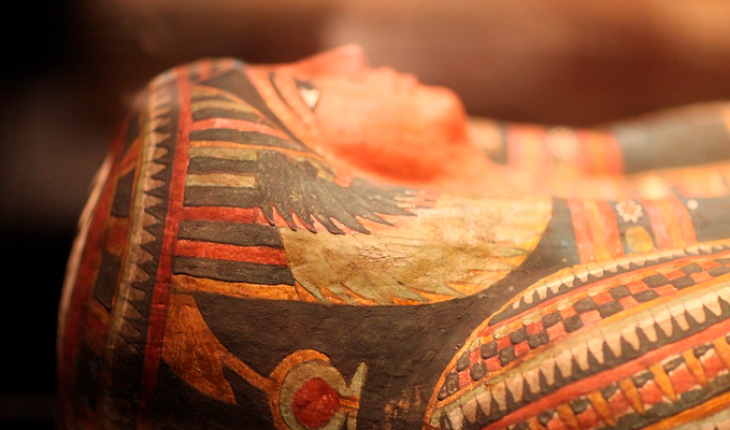 Descubren cómo fue el brutal asesinato de una mujer, momificada hace 2600 años