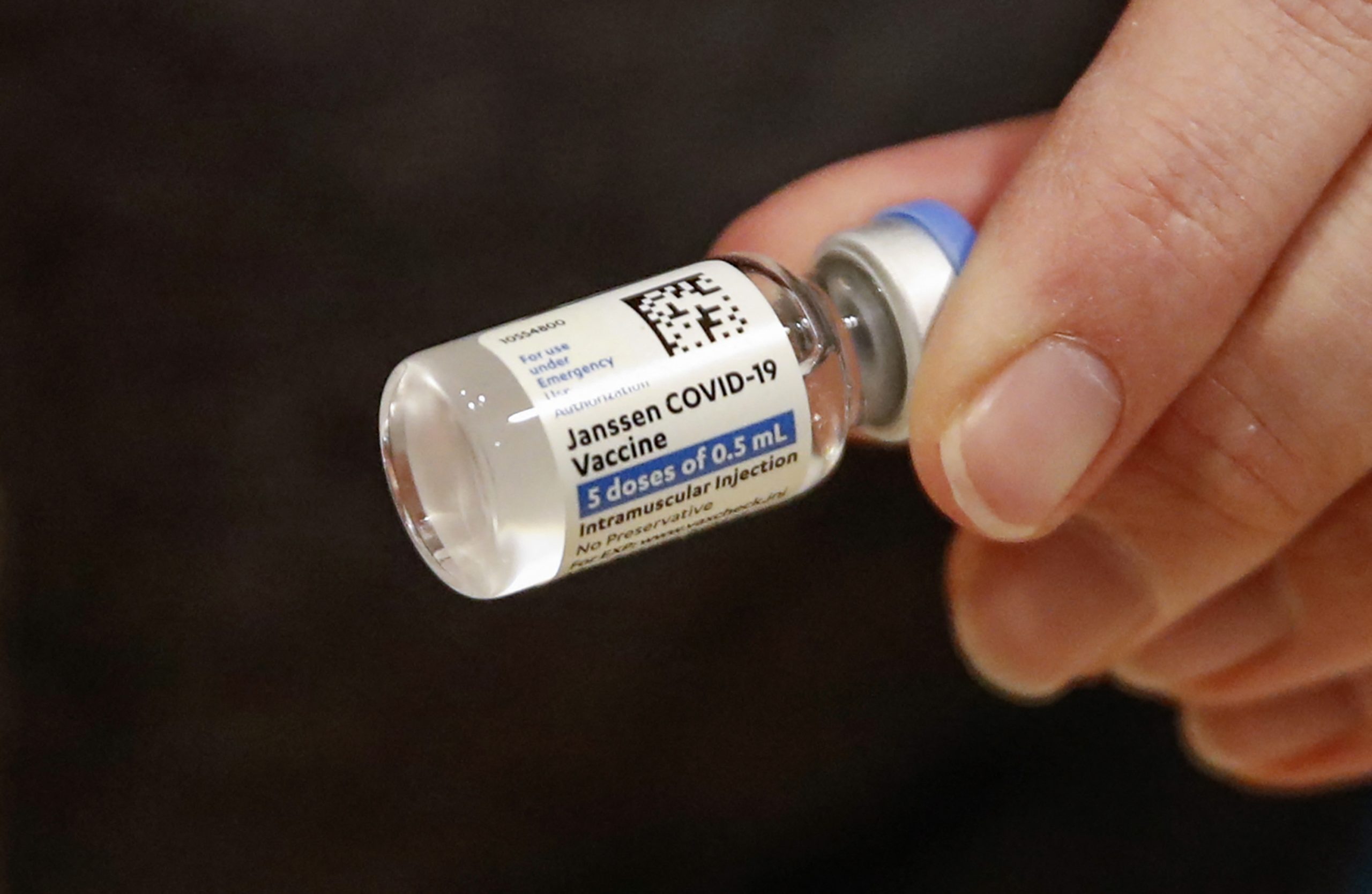 EU pide suspender vacuna Johnson & Johnson por casos de coágulos