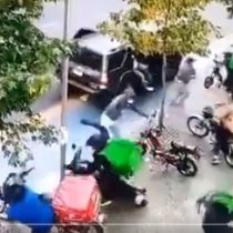 Grupo de desconocidos atacó con objetos contundentes a repartidores de delivery en Santiago Centro