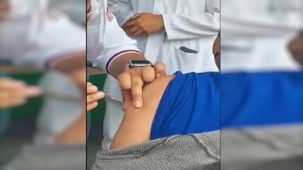 IMSS retiró de vacunación a enfermera que pretendía vacunar a adulto mayor