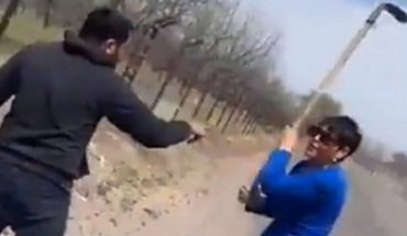 #LadyAzadón, mujer golpea a un hombre y a su perro en la calle (Video)