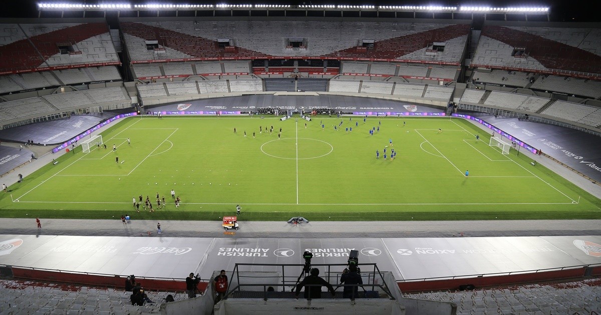 Los clubes del AMBA podrán jugar en sus estadio de noche por las copas