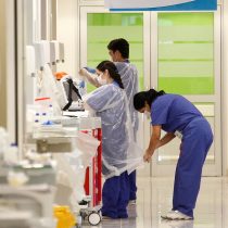 “No somos máquinas, somos personas”: enfermeras acusan extensión de jornada laboral por adelanto de toque de queda