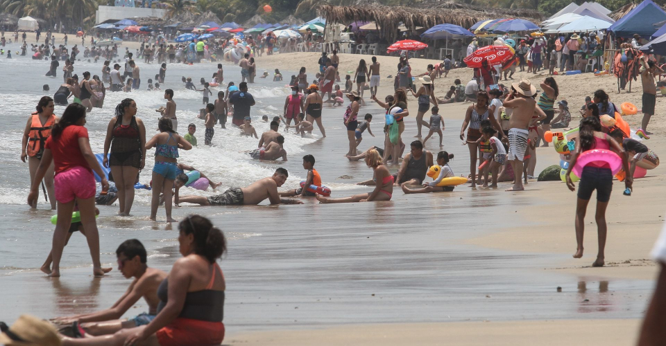 Playas lucen abarrotadas pese a advertencia de tercera ola de COVID