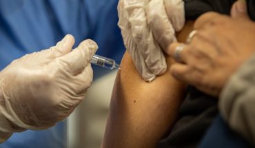 Premios Nobel y ex presidentes piden liberar patentes de vacunas contra COVID-19
