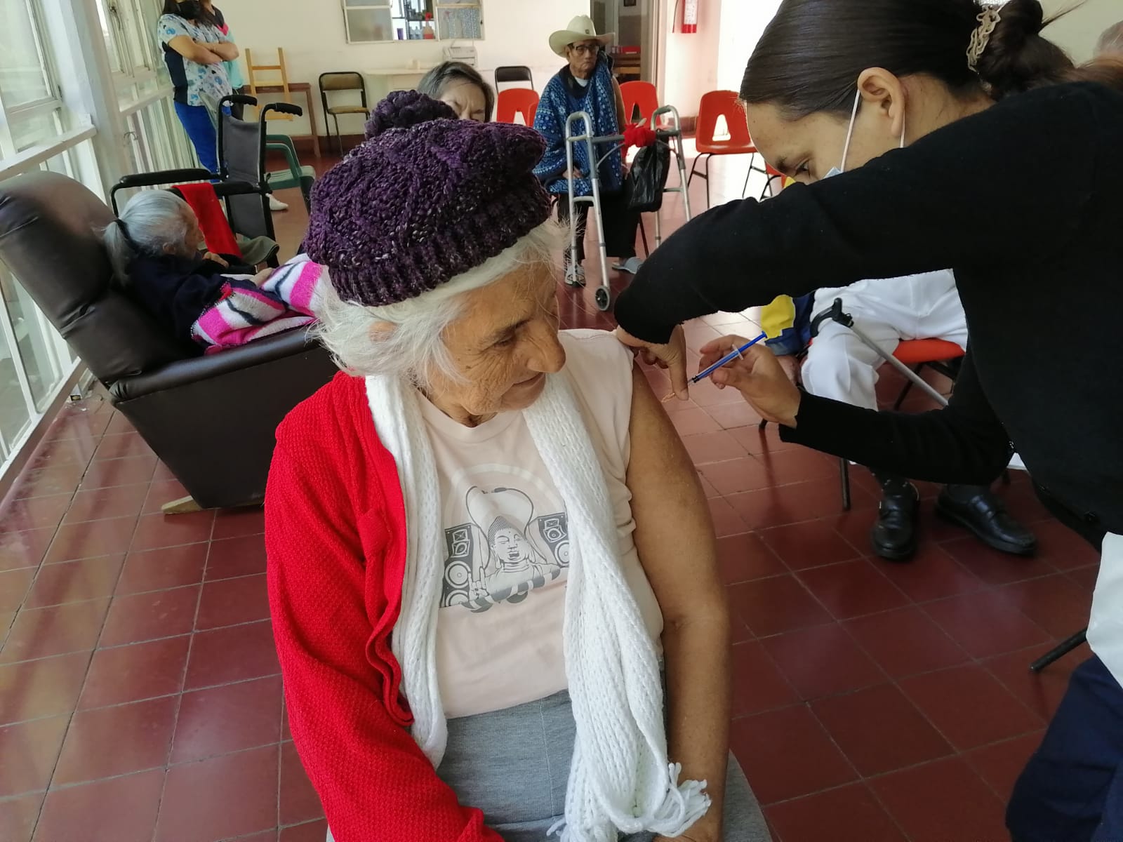 Reciben residentes de “La Casa de los Abuelos” segunda dosis de vacuna
