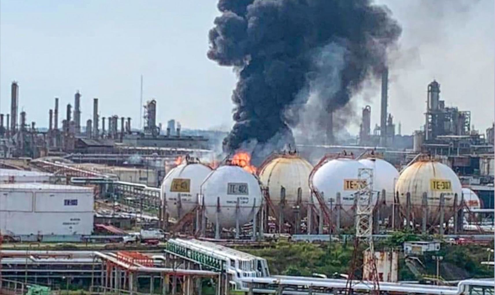 Se registra incendio en refinería en Veracruz; Pemex reporta 7 lesionados