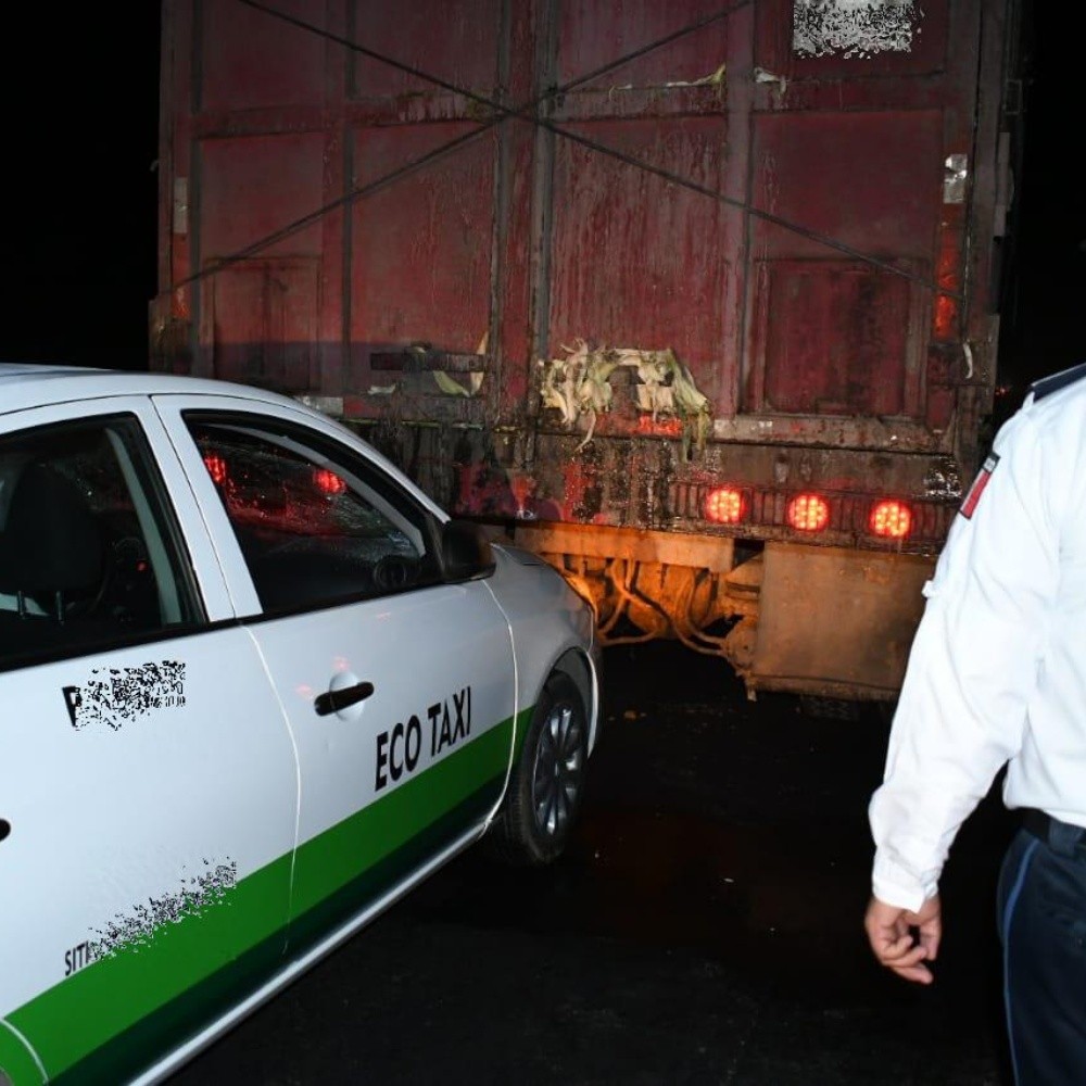 Taxi se impacta contra camión de carga en Los Mochis