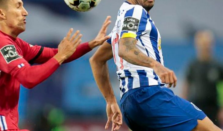 Tecatito comete grave error para gol del Chelsea ante Porto