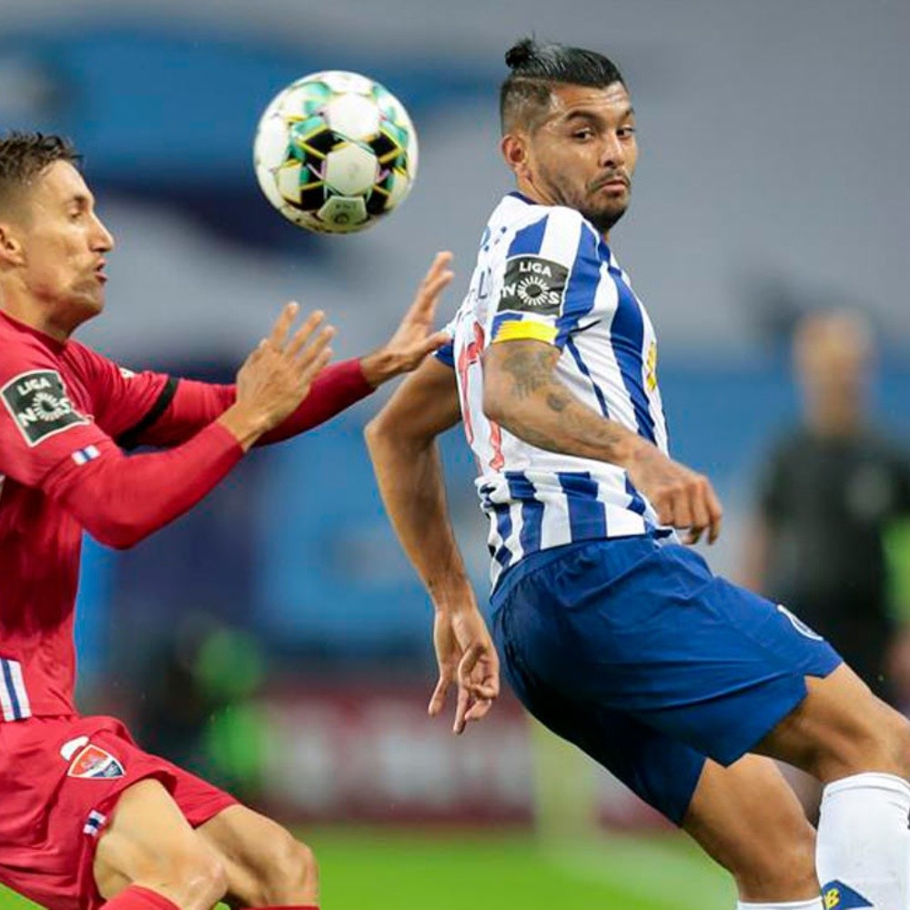 Tecatito comete grave error para gol del Chelsea ante Porto