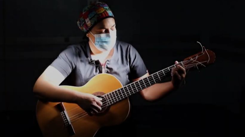 [VIDEO] Médica internista del Hospital Clínico de la U. de Chile creó himno para motivar y acompañar al personal de salud