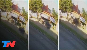 Video: Manejaba a alta velocidad, perdió el control del auto y terminó incrustado en la entrada de un bazar